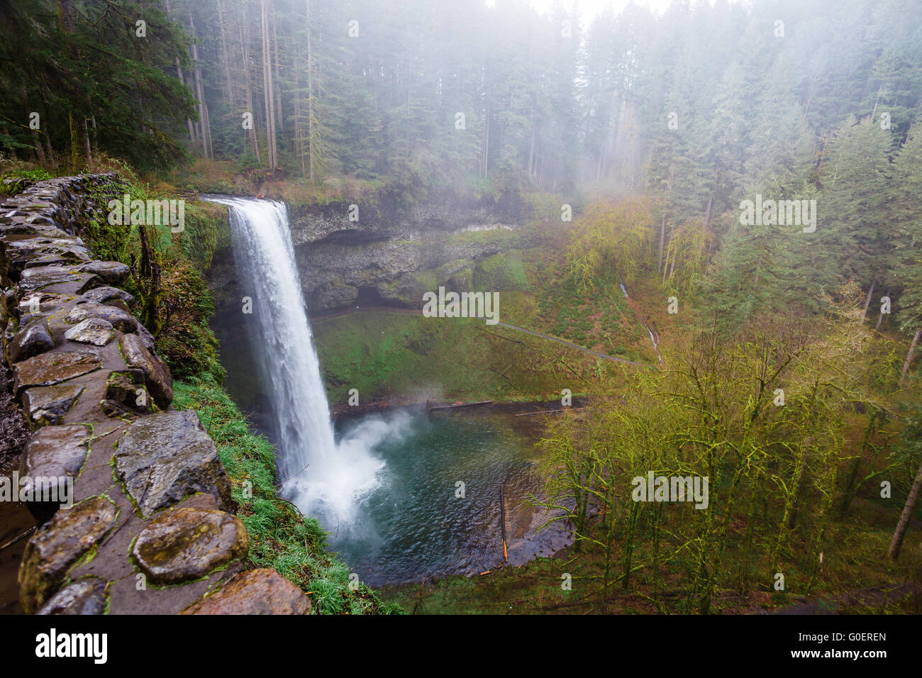 Sud cade come visto da sud Loop Trail, parte del Sentiero delle dieci cade a Silver Falls State Park in Oregon. Foto Stock