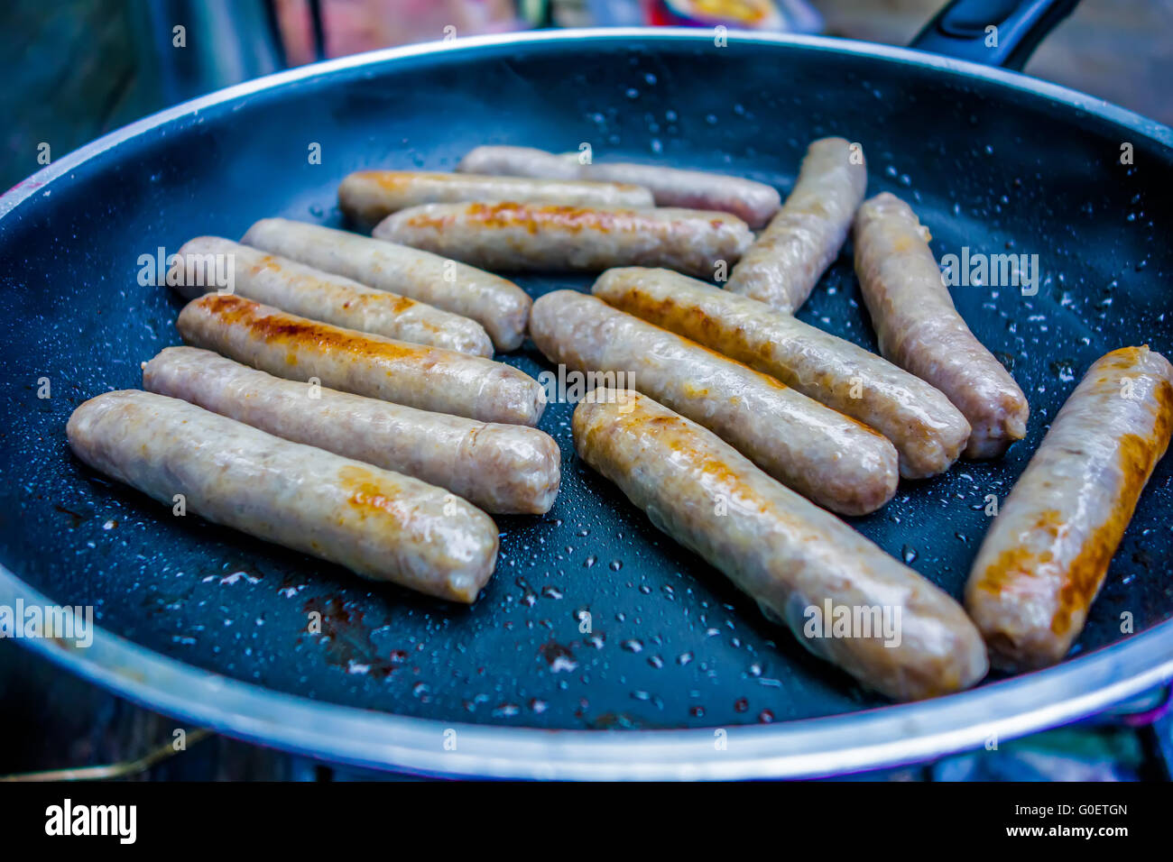 Cucinare la colazione su un fornello da campeggio Foto Stock