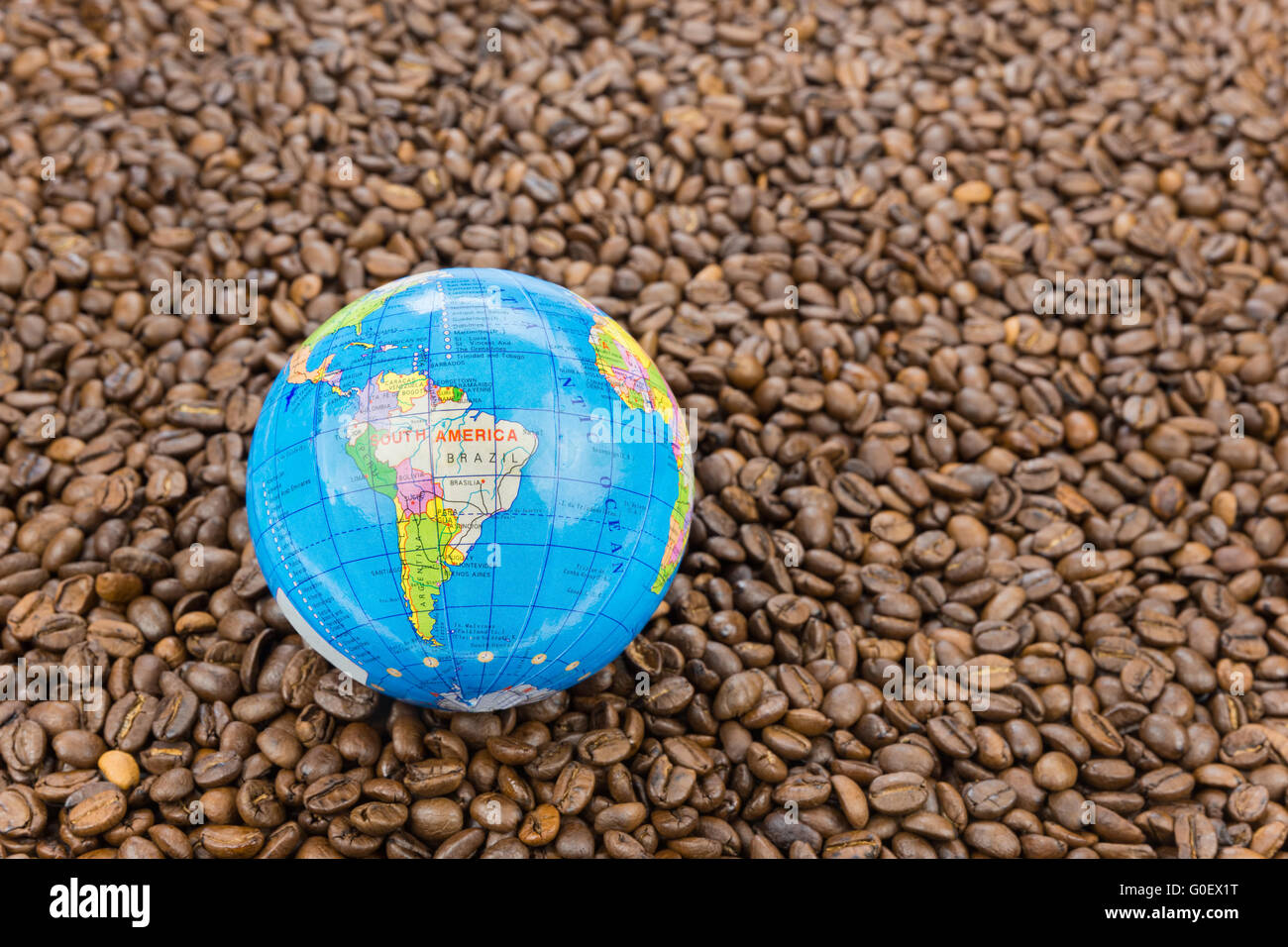Molti tutto il caffè in grani con il Sud America il glob Foto Stock