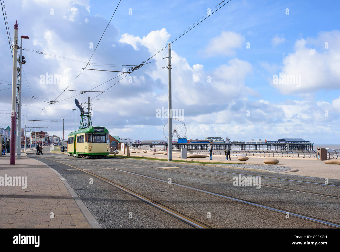Il traino Auto 680 si sposta lungo il lungomare di Blackpool, Lancashire, Regno Unito come parte di un patrimonio Tram weekend Foto Stock