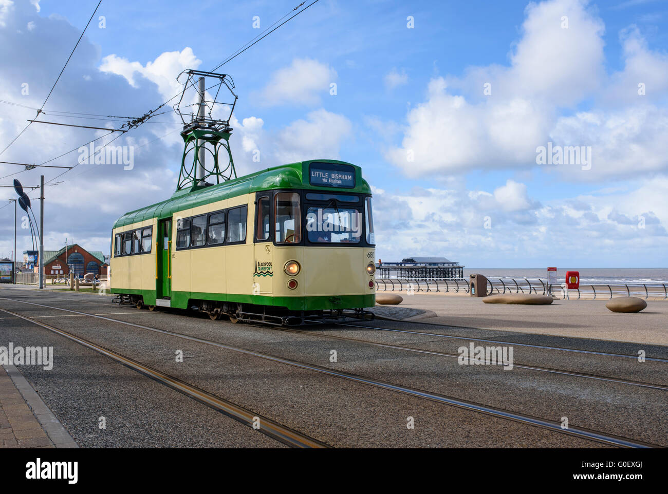 Il traino Auto 680 si sposta lungo il lungomare di Blackpool, Lancashire, Regno Unito come parte di un patrimonio Tram weekend Foto Stock