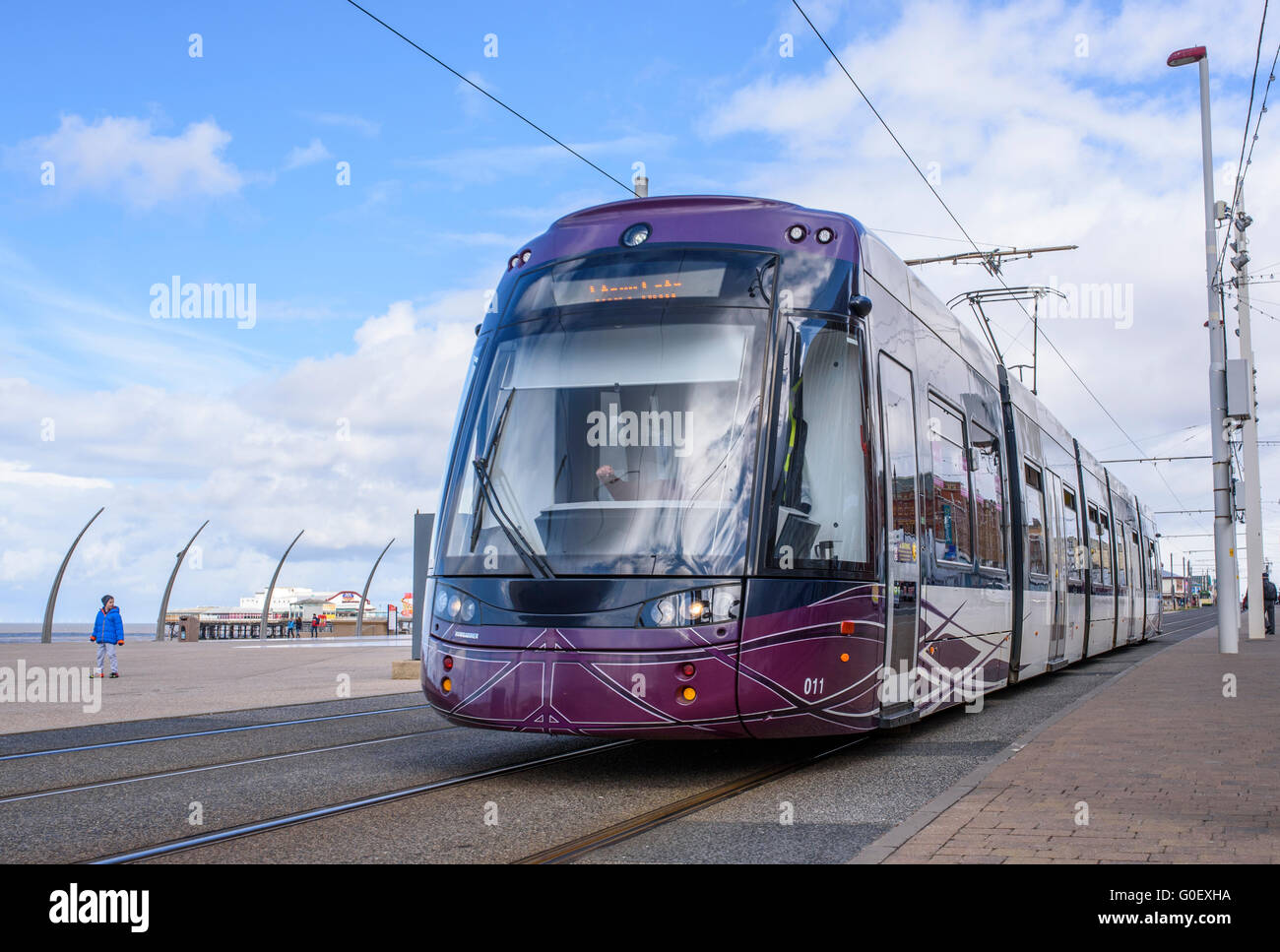 Moderno tram viaggiano lungo la Promenade di Blackpool, Lancashire, Regno Unito Foto Stock