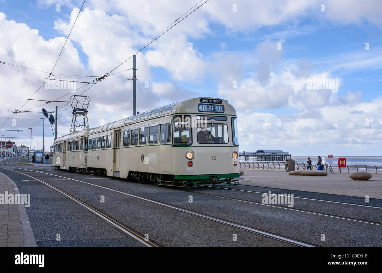 Un progresso le vetture gemelle tram viaggia lungo il lungomare di Blackpool, Lancashire, Regno Unito come parte di un patrimonio tram weekend Foto Stock