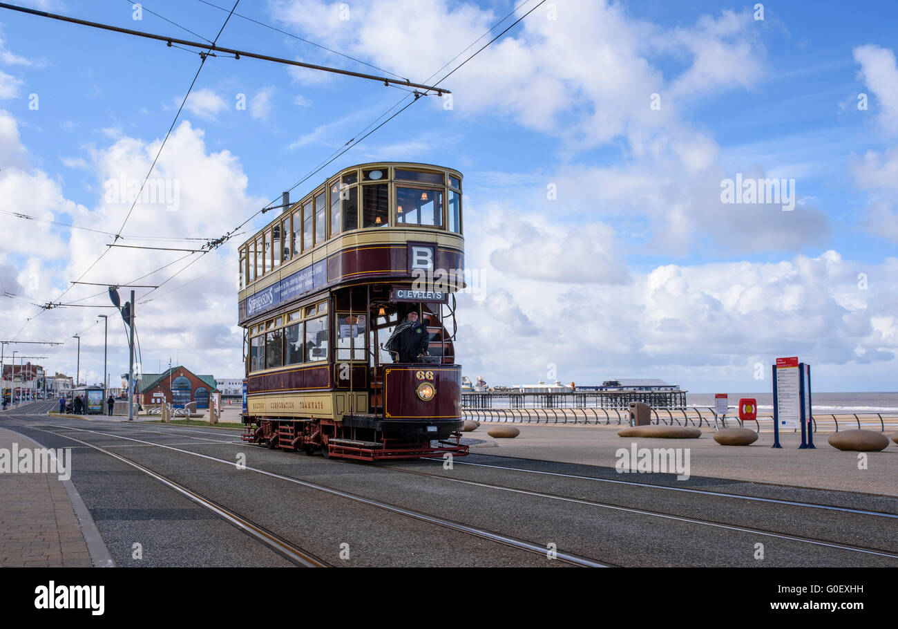 La Vitesul 66 vintage tram viaggia lungo il lungomare di Blackpool, Lancashire, Regno Unito come parte di un patrimonio Tram weekend Foto Stock