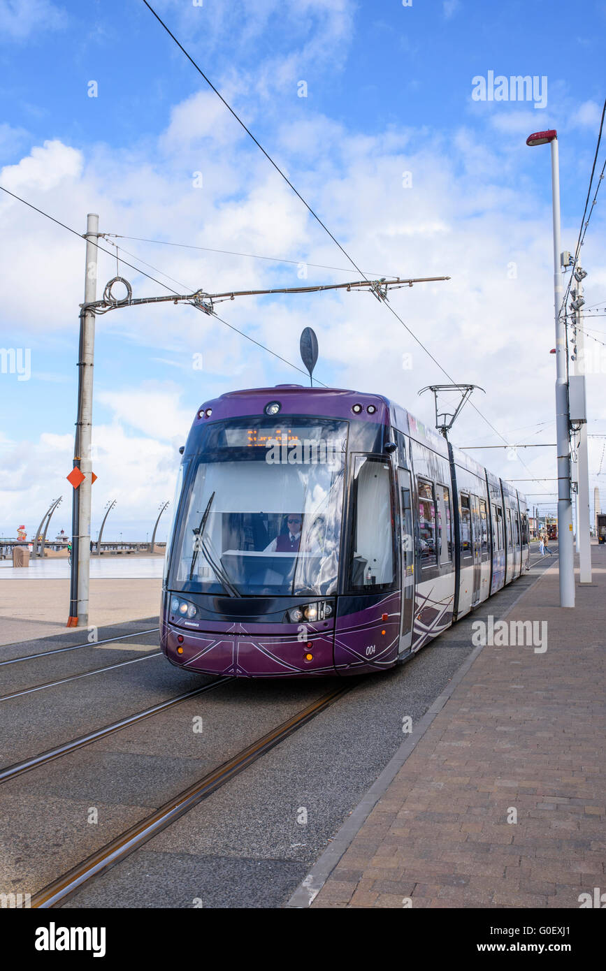 Moderno tram viaggiano lungo la Promenade di Blackpool, Lancashire, Regno Unito Foto Stock