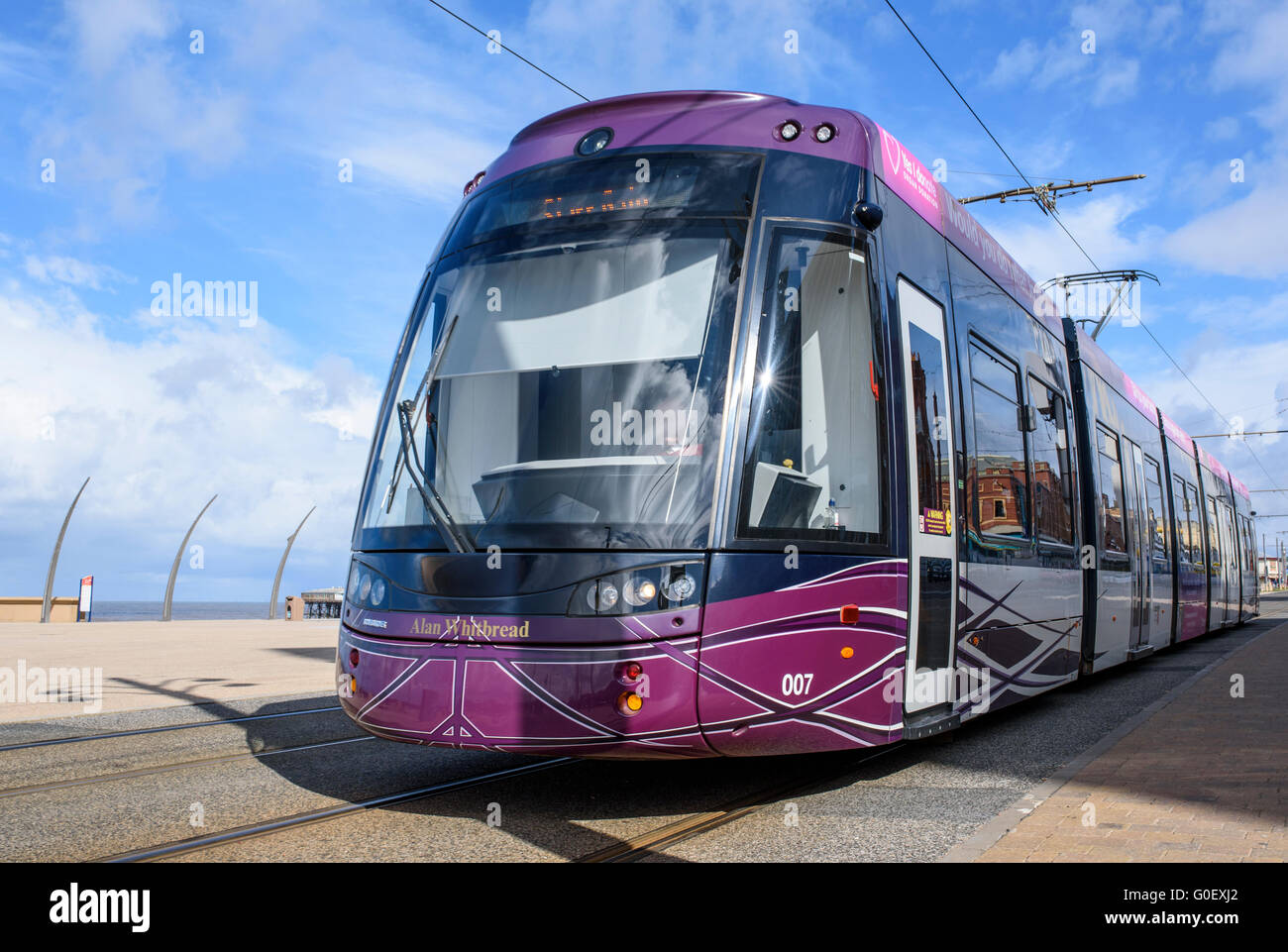 Moderno tram viaggiano lungo la Promenade di Blackpool, Lancashire, Regno Unito Foto Stock