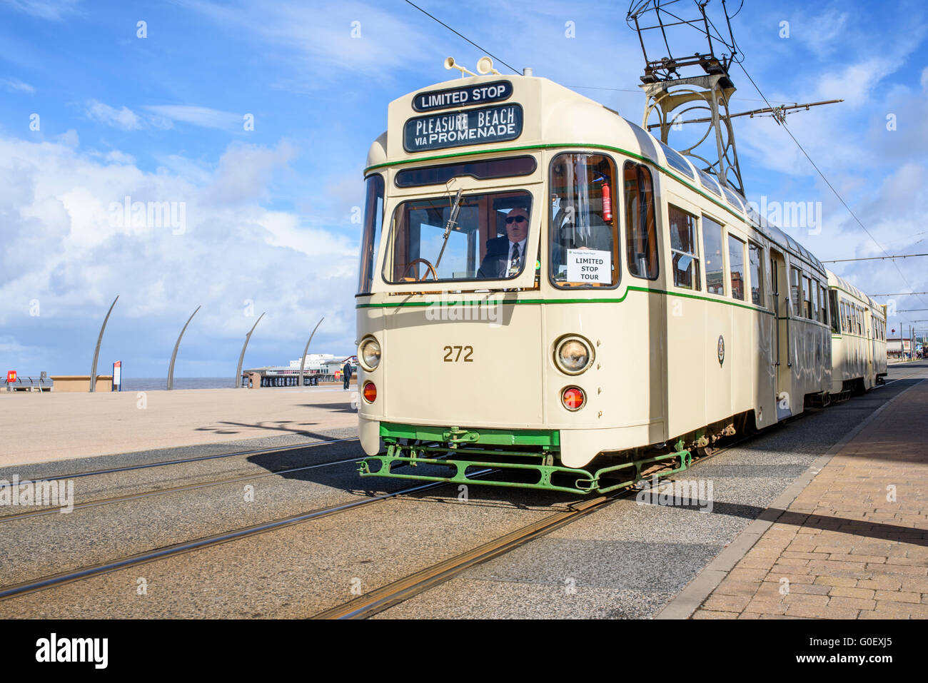 Un progresso le vetture gemelle tram viaggia lungo il lungomare di Blackpool, Lancashire, Regno Unito come parte di un patrimonio tram weekend Foto Stock