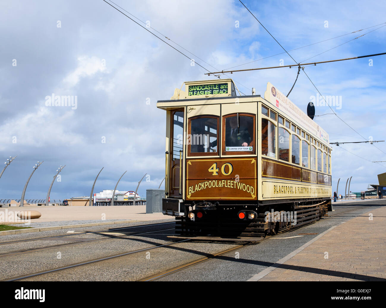 Blackpool e Fleetwood Tramroad Box auto 40 viaggia lungo il lungomare di Blackpool, Lancashire, Regno Unito Foto Stock
