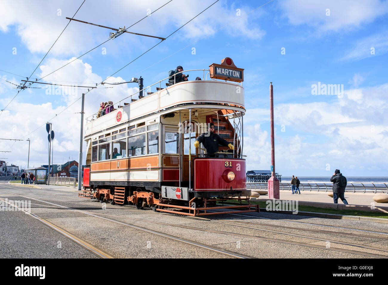 Marton Box auto 31 viaggia lungo il lungomare di Blackpool, Lancashire, Regno Unito come parte di un patrimonio Tram weekend Foto Stock