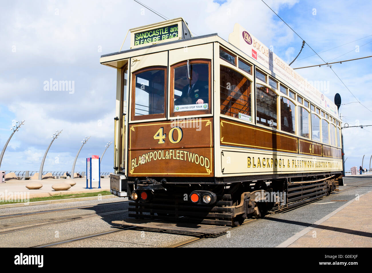 Blackpool e Fleetwood Tramroad Box auto 40 viaggia lungo il lungomare di Blackpool, Lancashire, Regno Unito Foto Stock