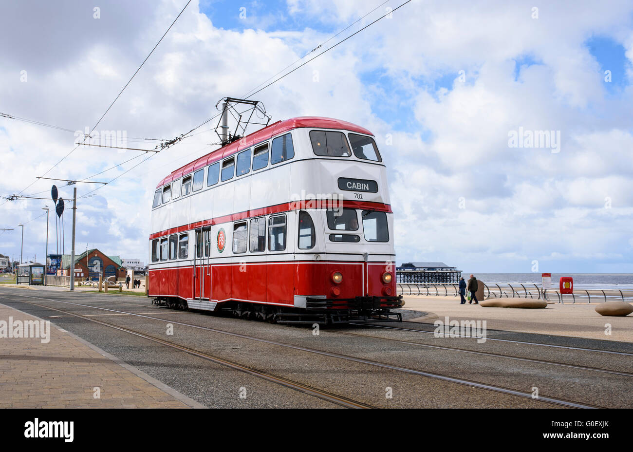 Vintage tram viaggia lungo il lungomare di Blackpool, Lancashire, Regno Unito come parte di un patrimonio Tram weekend Foto Stock