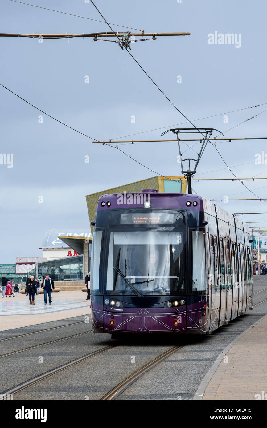 Moderno tram viaggiano lungo la Promenade di Blackpool, Lancashire, Regno Unito Foto Stock