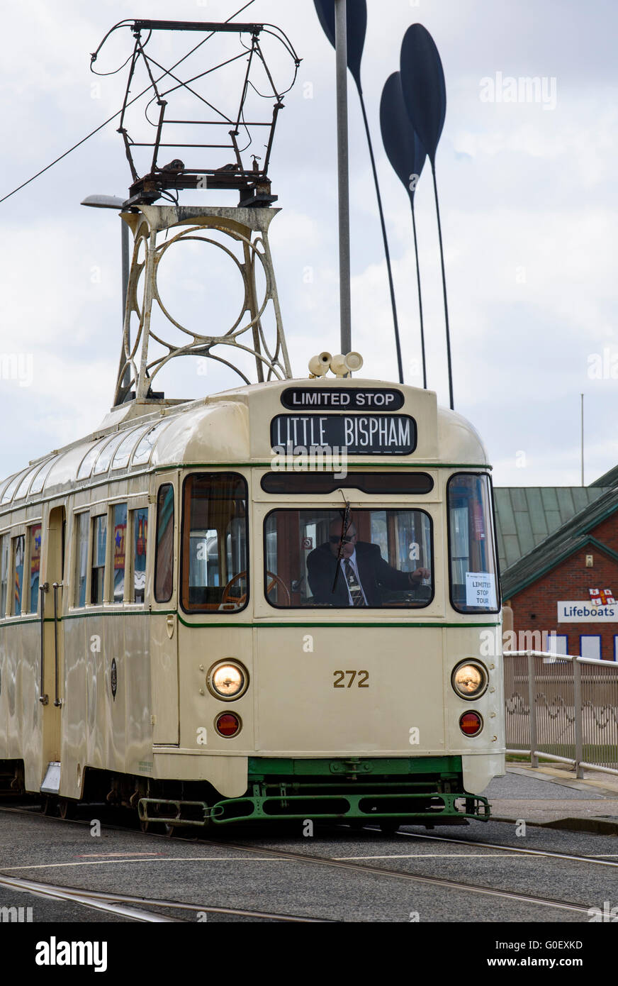 Un progresso le vetture gemelle tram viaggia lungo il lungomare di Blackpool, Lancashire, Regno Unito come parte di un patrimonio Tram weekend Foto Stock