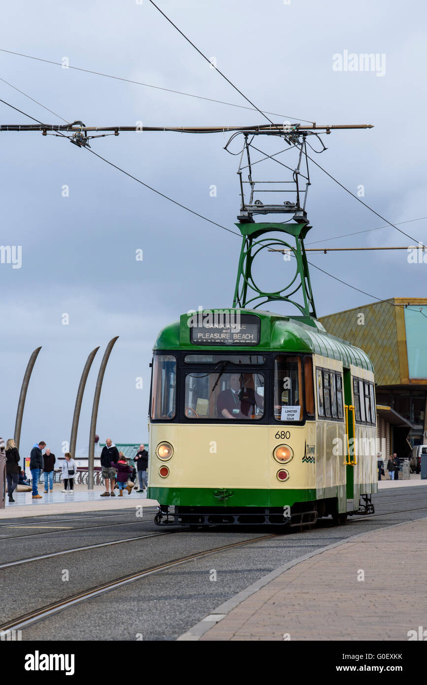 Il traino auto 680 si sposta lungo il lungomare di Blackpool, Lancashire, Regno Unito come parte di un patrimonio tram weekend Foto Stock