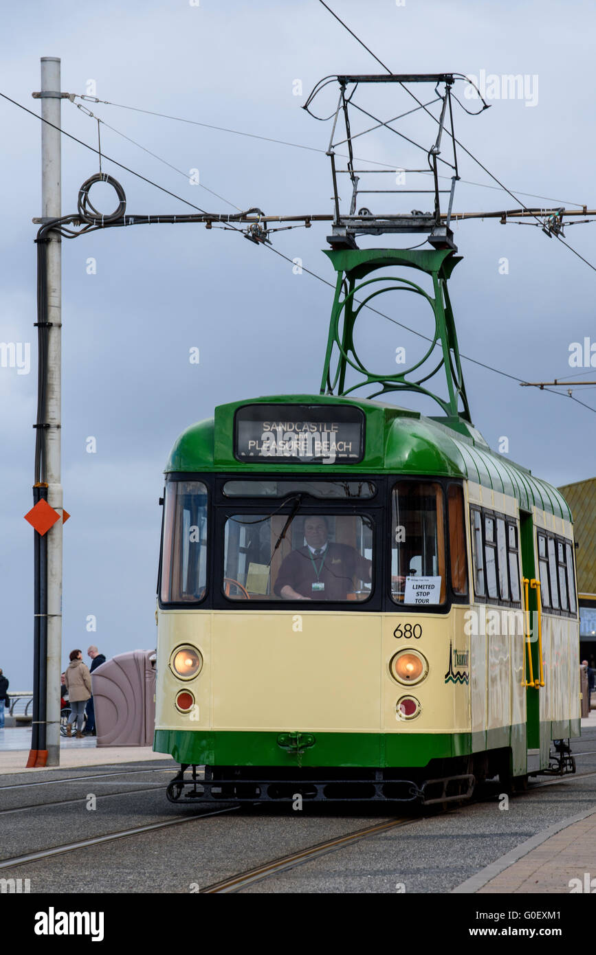 Il traino Auto 680 si sposta lungo il lungomare di Blackpool, Lancashire, Regno Unito come parte di un patrimonio Tram weekend Foto Stock