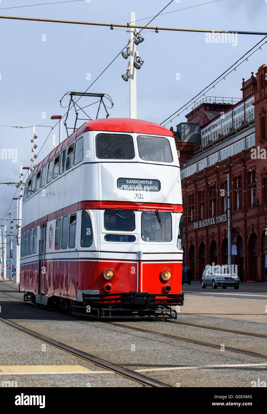 Il bianco e il rosso palloncino tram viaggia lungo il lungomare di Blackpool, Lancashire, Regno Unito come parte di un patrimonio Tram weekend Foto Stock