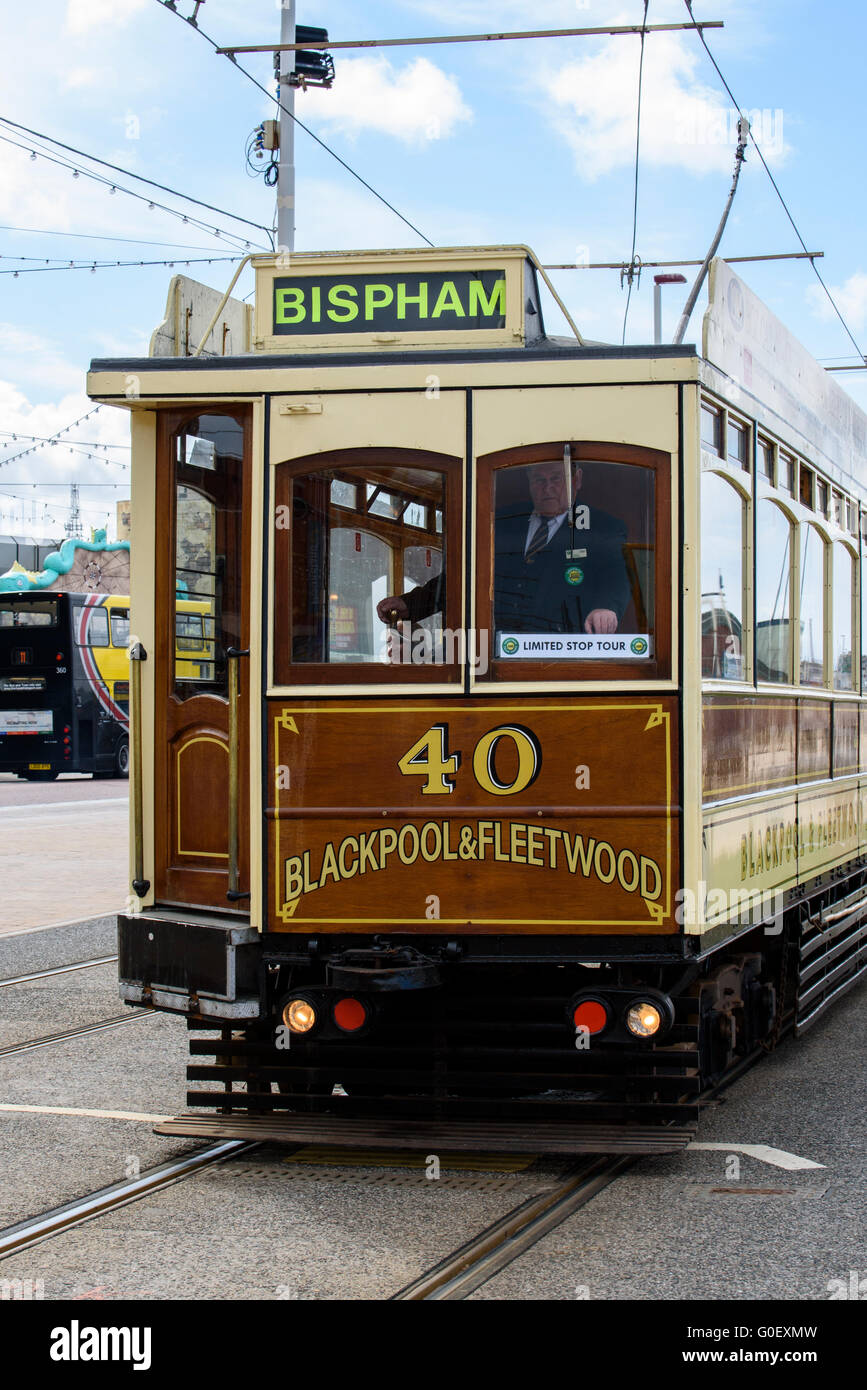 Blackpool e Fleetwood Tramroad Box auto 40 viaggia lungo il lungomare di Blackpool, Lancashire, Regno Unito Foto Stock