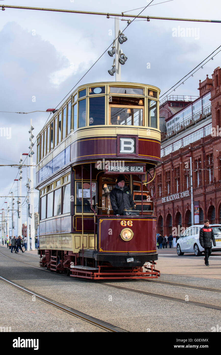 La Vitesul 66 vintage tram viaggia lungo il lungomare di Blackpool, Lancashire, Regno Unito come parte di un patrimonio Tram weekend Foto Stock