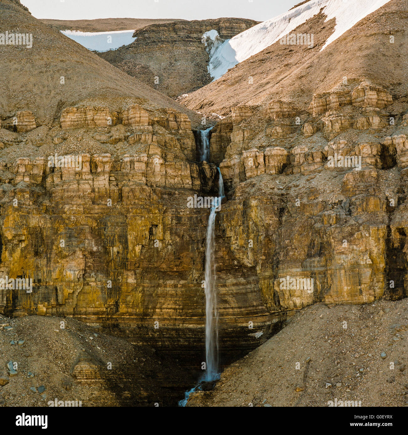 Alta cascata nell'Artico remoto Foto Stock