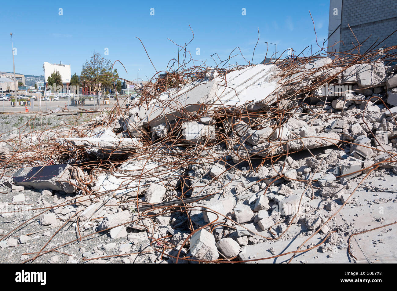 Ha battuto di cemento e acciaio reinforcment dopo i danni del terremoto, Christchurch, Canterbury, Nuova Zelanda Foto Stock