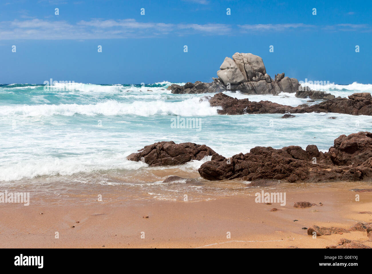 Le onde e le rocce in mare Foto Stock
