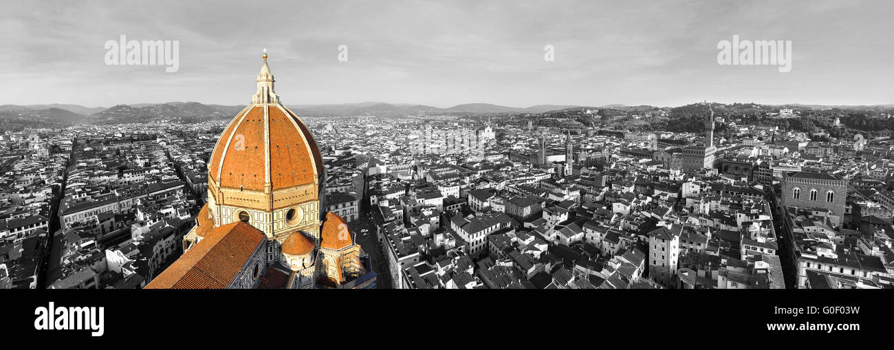 In bianco e nero il panorama sulla città di Firenze, Italia con colore selettivo del duomo Foto Stock