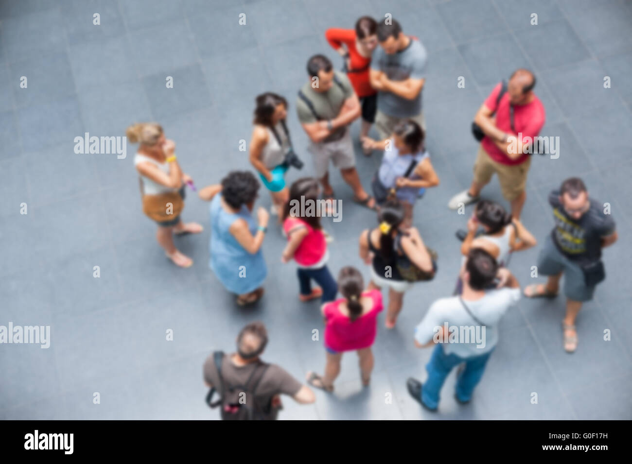 I turisti intorno alla guida, vista dall'alto, sfocato Foto Stock