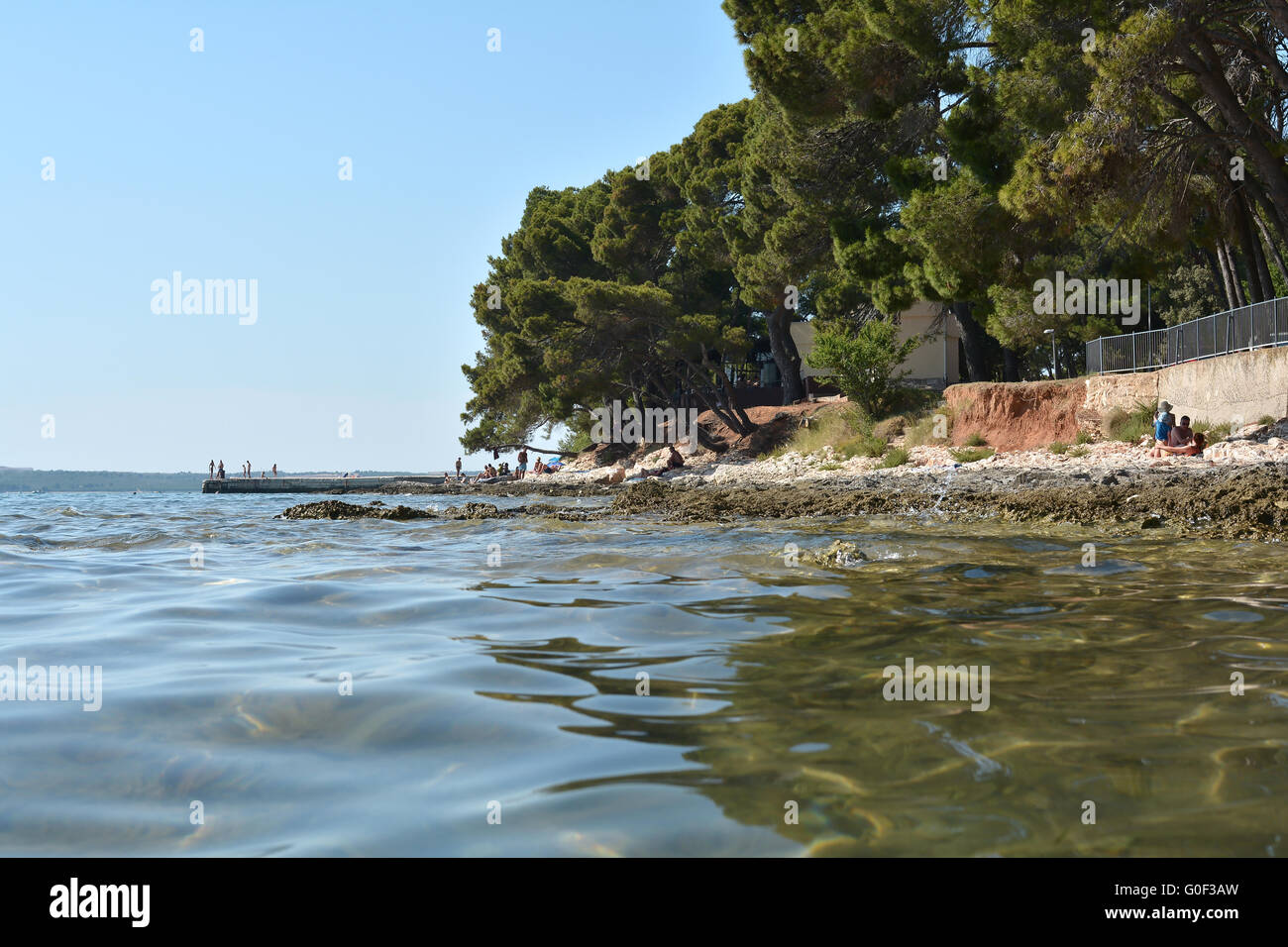 I turisti sulla spiaggia di Medulin presso il Mare Adriatico in Croazia Foto Stock