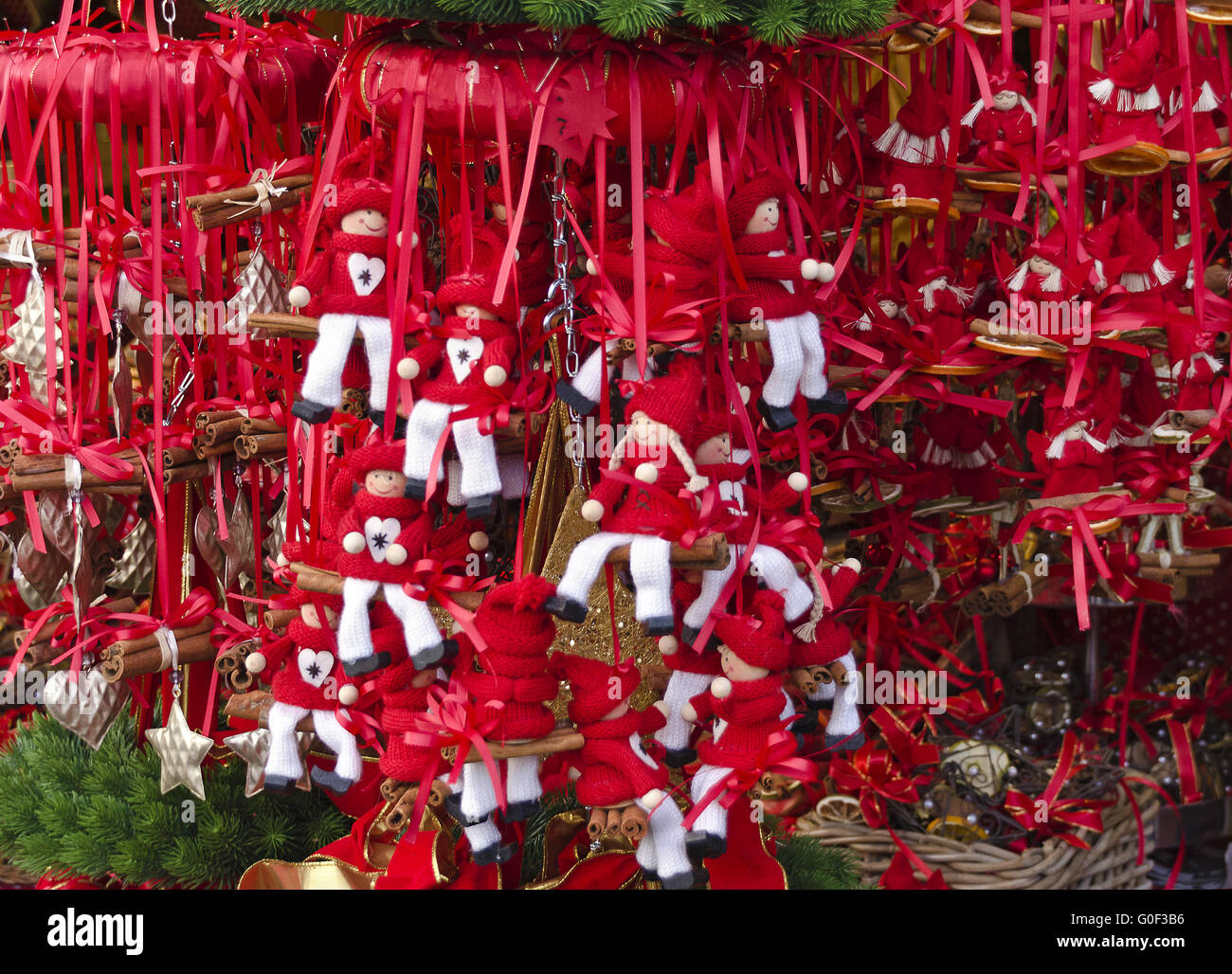 Rosso decorazioni di Natale ad un mercatino di Natale Foto Stock