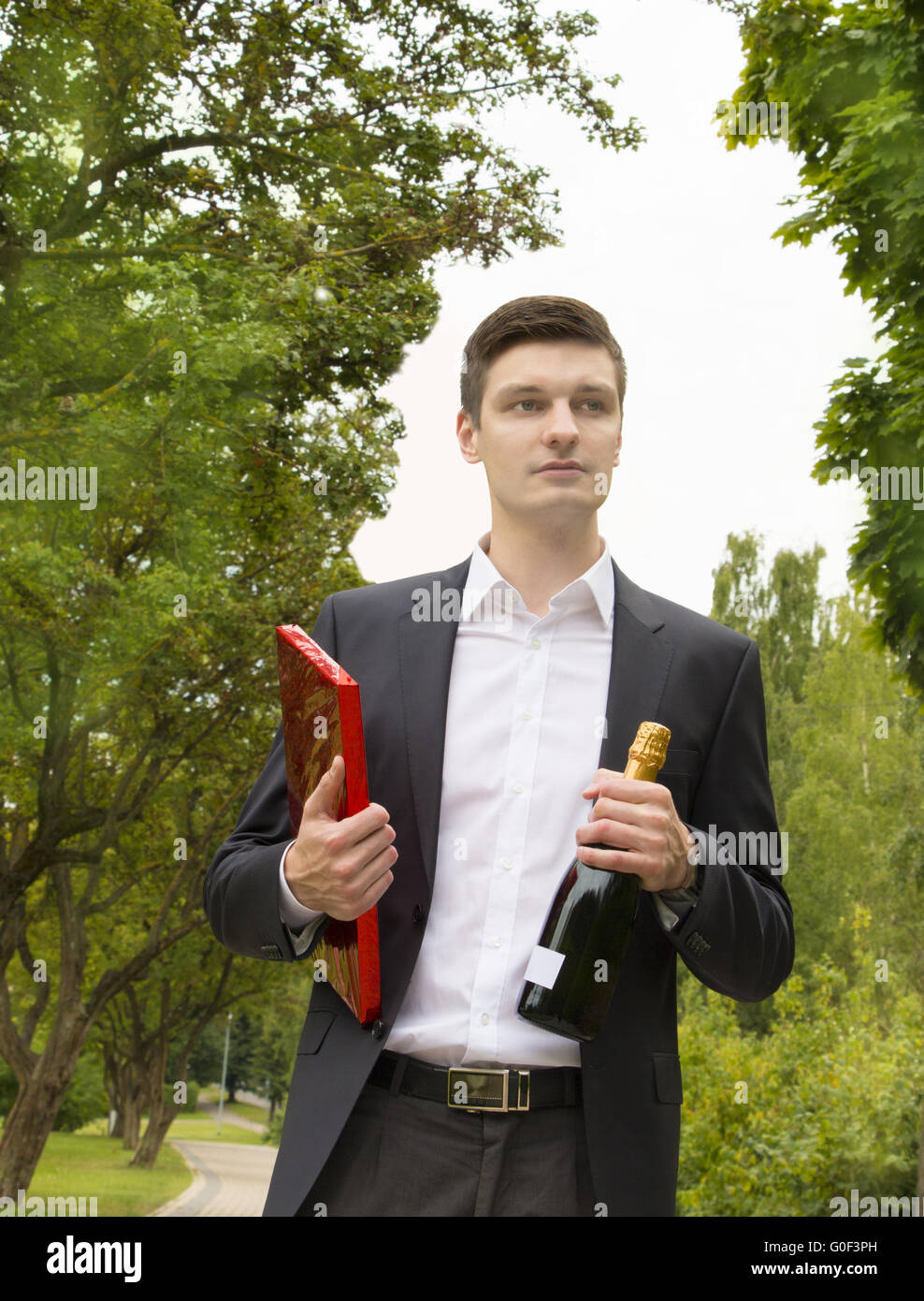 Giovane con champagne e cioccolatini Foto Stock