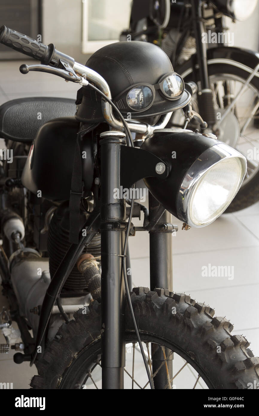 Il vecchio casco su motociclo conducente Foto Stock