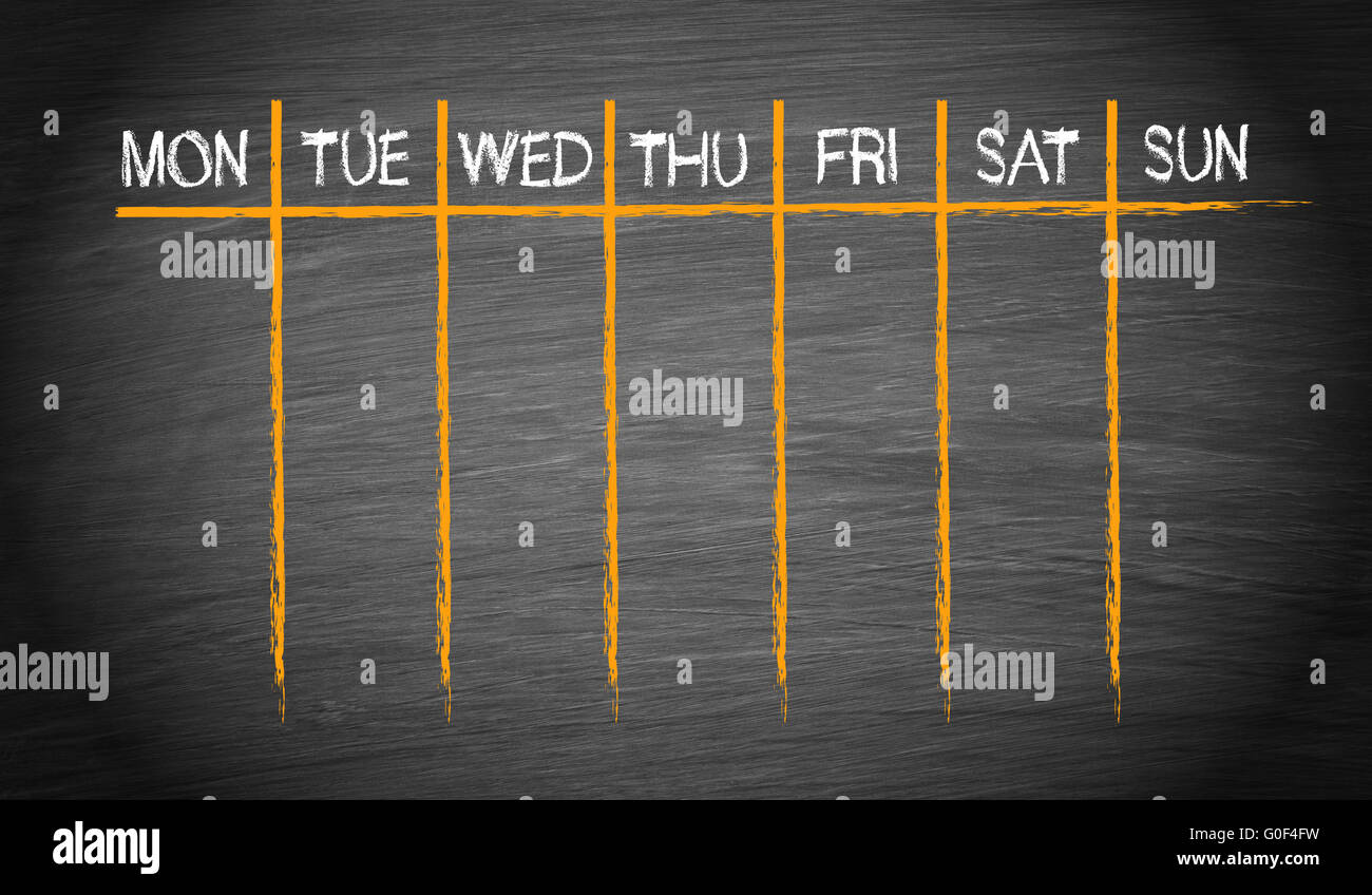 Calendario settimanale su sfondo lavagna Foto stock - Alamy