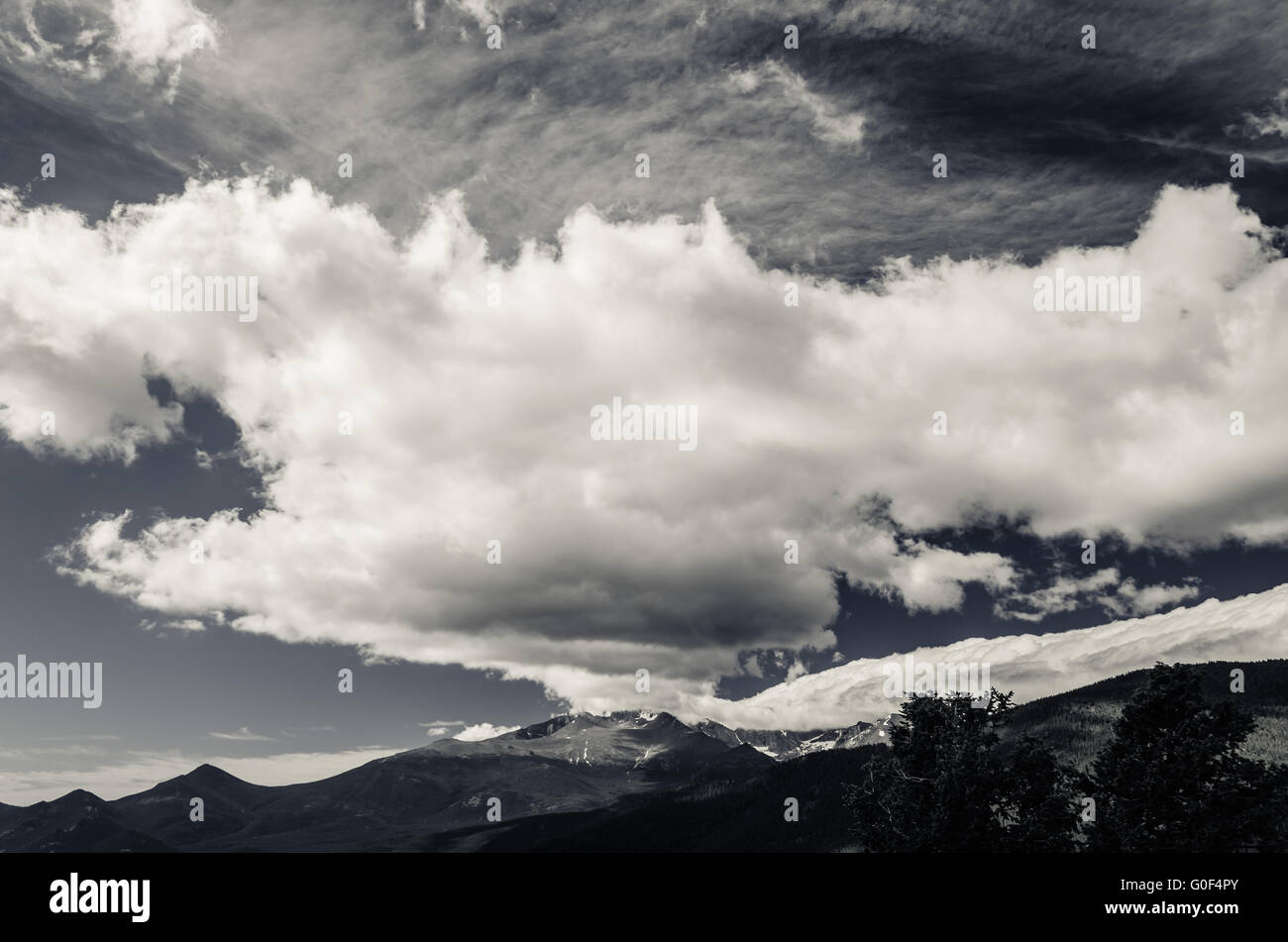 Vista panoramica di nuvole che sovrastano le montagne rocciose, Colorado, Stati Uniti d'America in bianco e nero Foto Stock