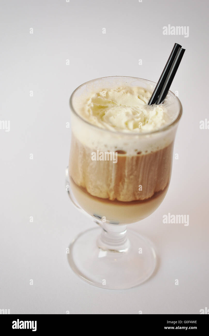 Cocktail con crema di caffè isolato su sfondo bianco Foto Stock