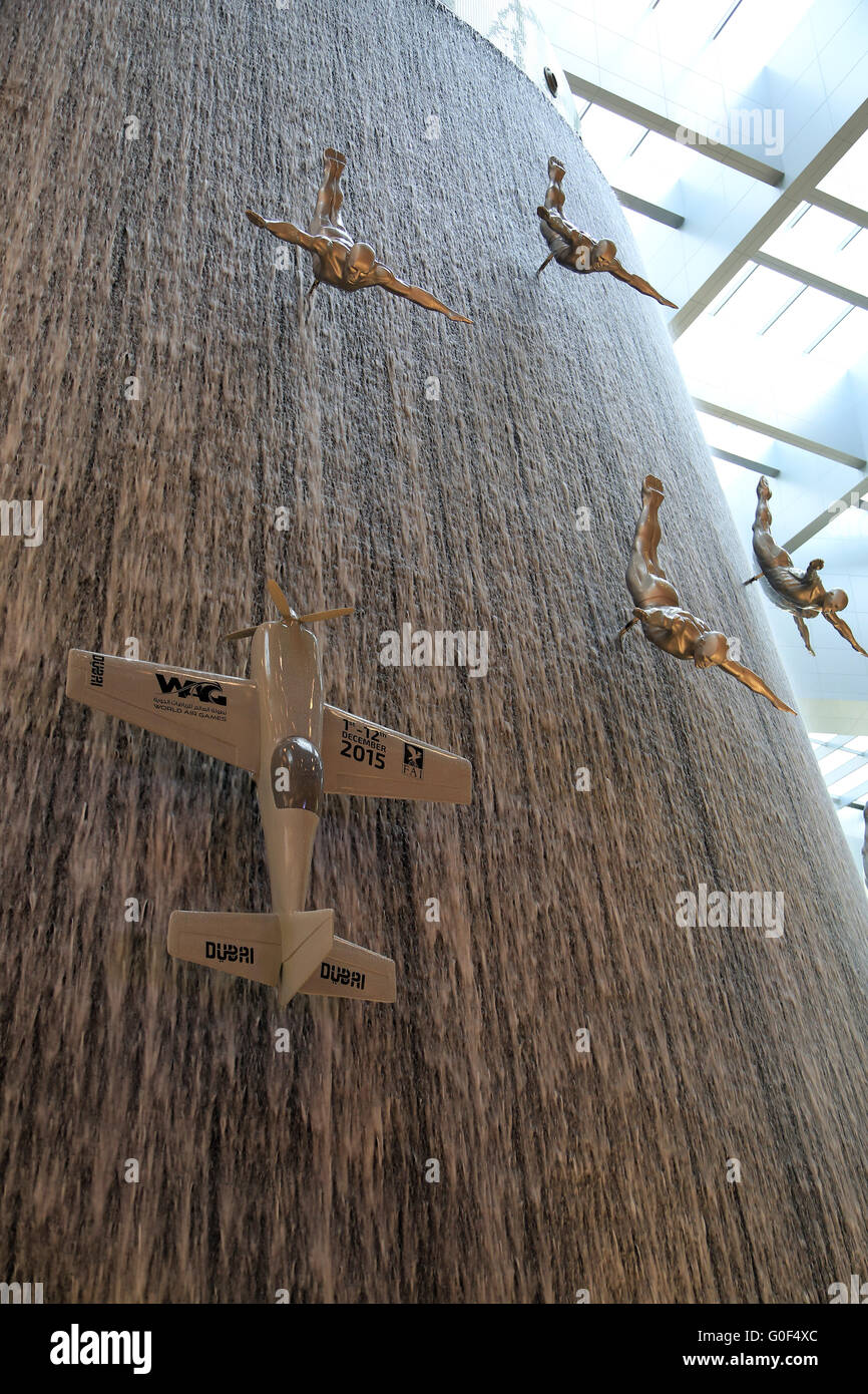 Cascata artificiale nel centro commerciale di Dubai Foto Stock