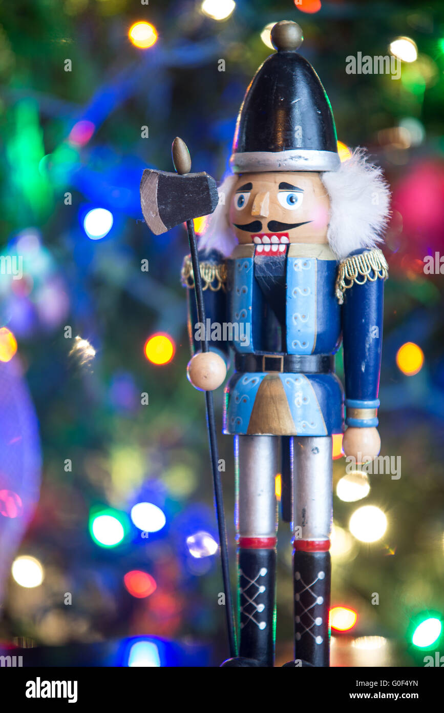 Soldato schiaccianoci statua in piedi di fronte ad albero di Natale decorato Foto Stock