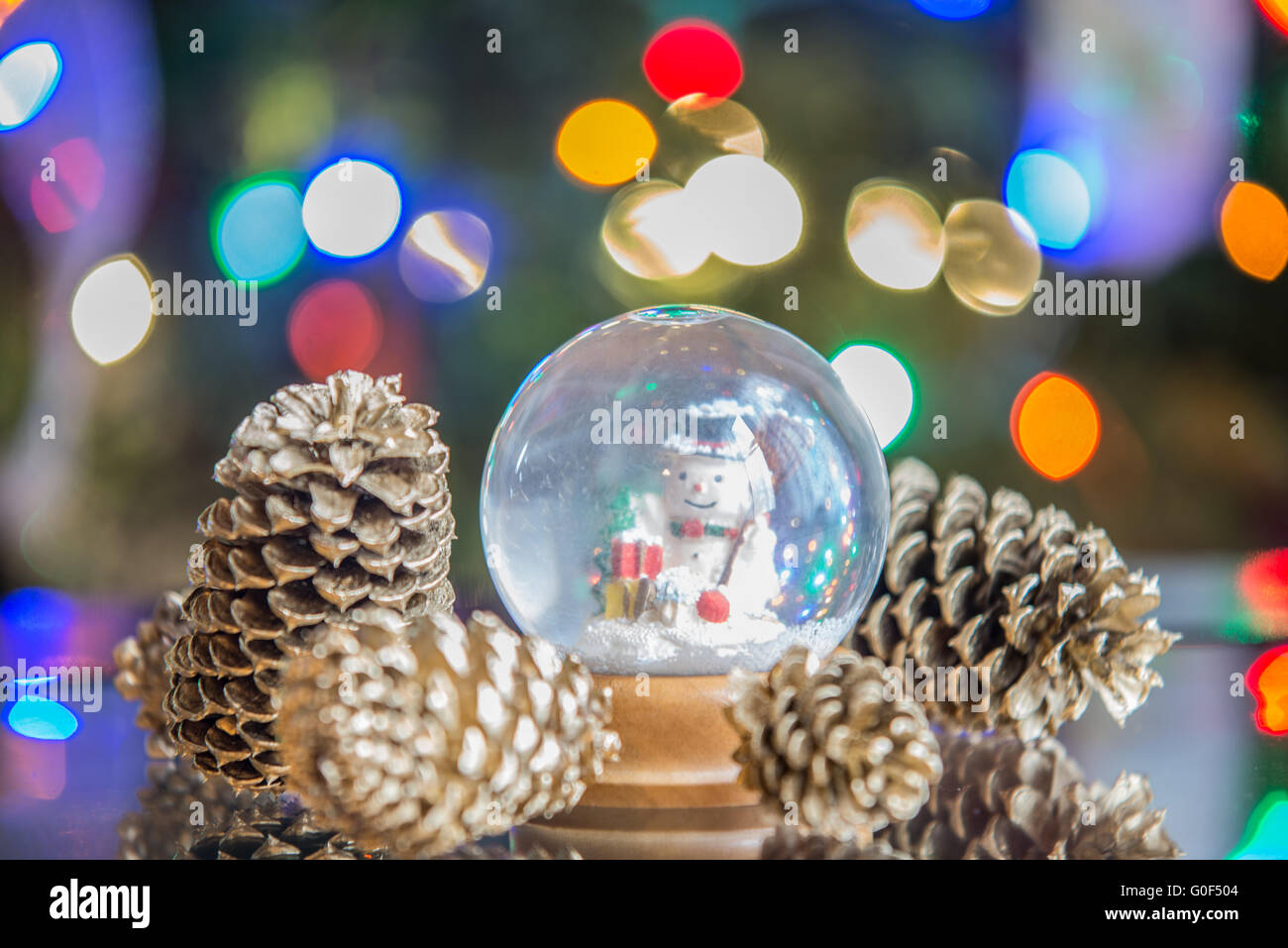 Snow Globe con felice pupazzo di neve su albero di Natale sfondo blured Foto Stock