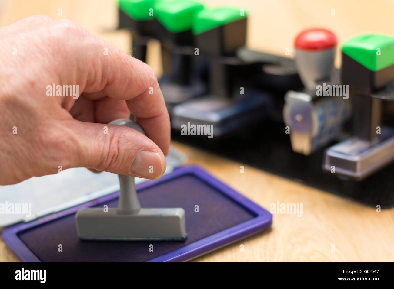 Il timbro viene pressato nel tampone di inchiostro Foto Stock