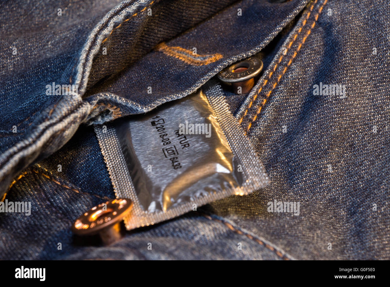 Condom in Button vola Foto Stock