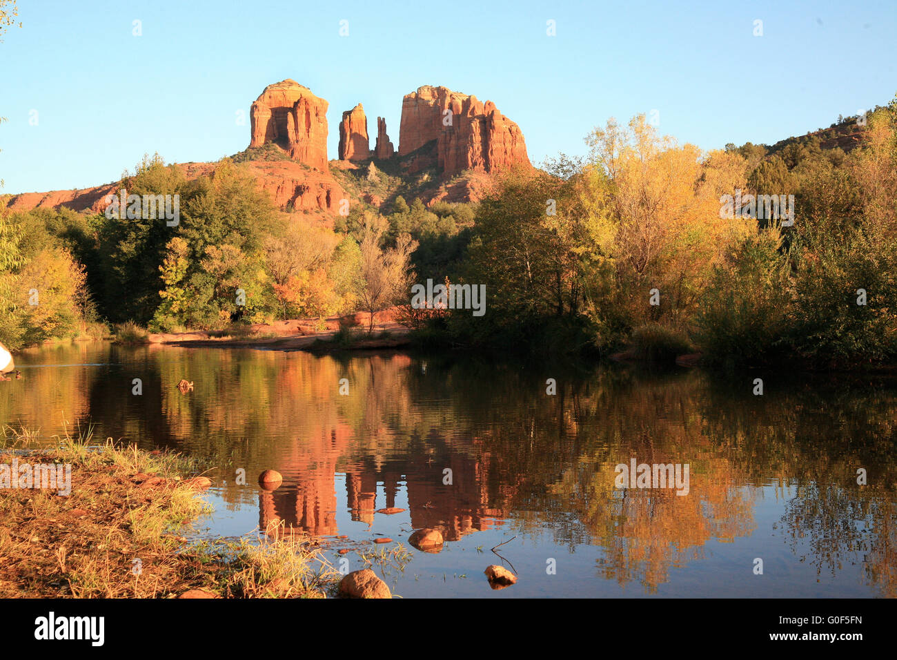 Cattedrale di Rock e Oak Creek a Sedona, in Arizona, Stati Uniti d'America Foto Stock
