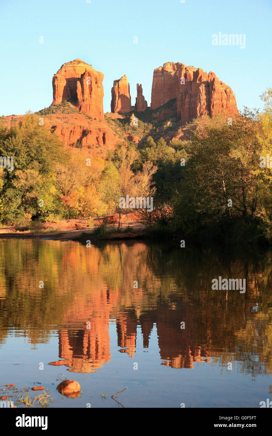Autunno a Oak Creek cercando di Cattedrale Rock a Sedona, in Arizona, Stati Uniti d'America Foto Stock