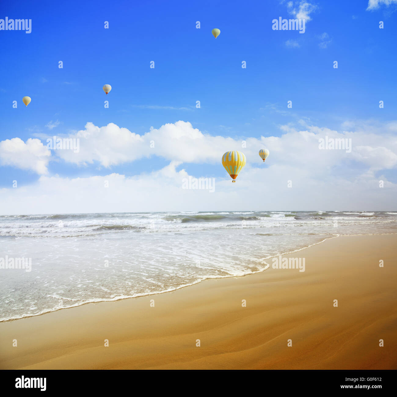 Aria Mongolfiere sopra il mare Foto Stock