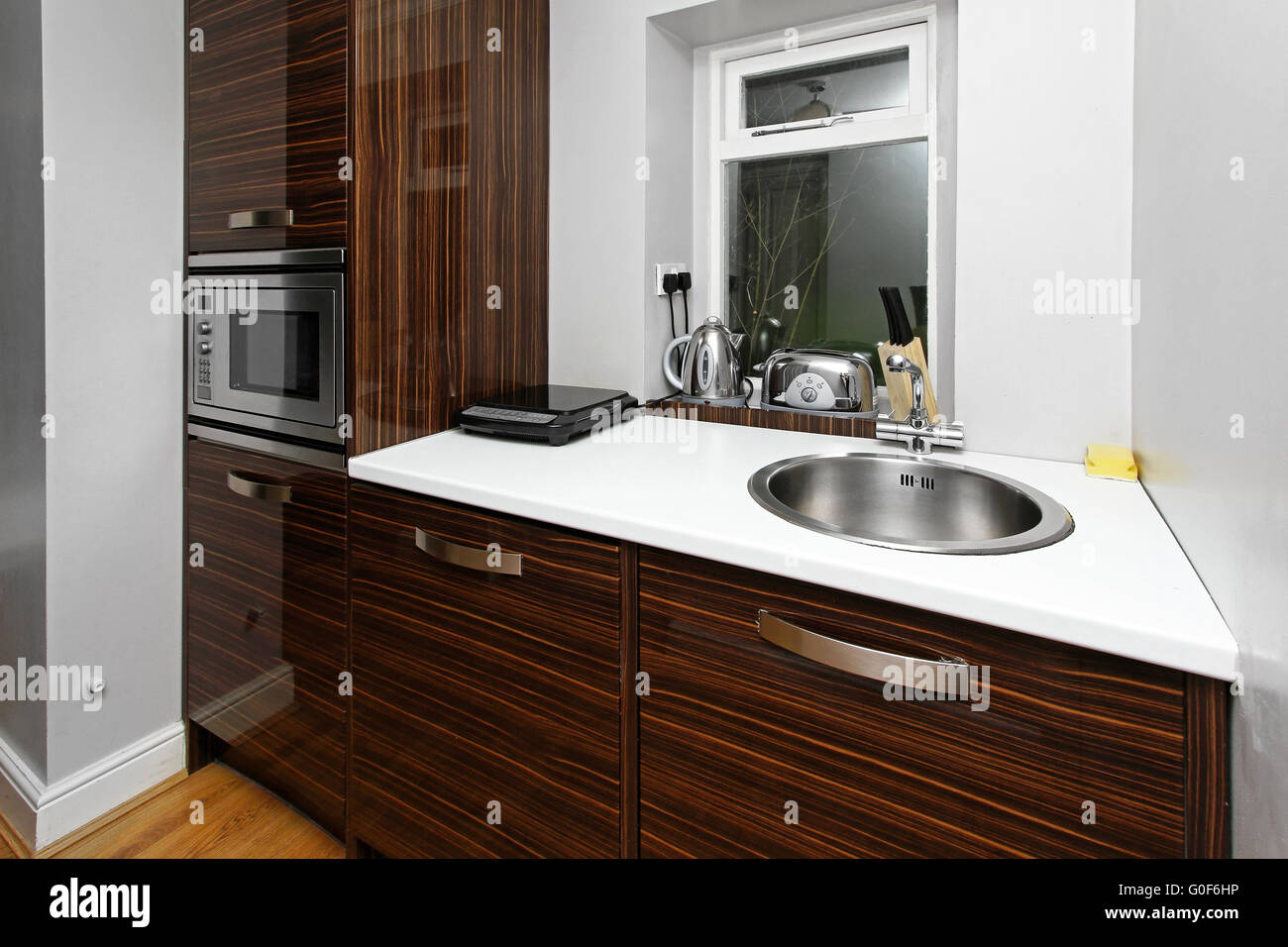 Cucina contemporanea con armadio e forno a microonde Foto Stock