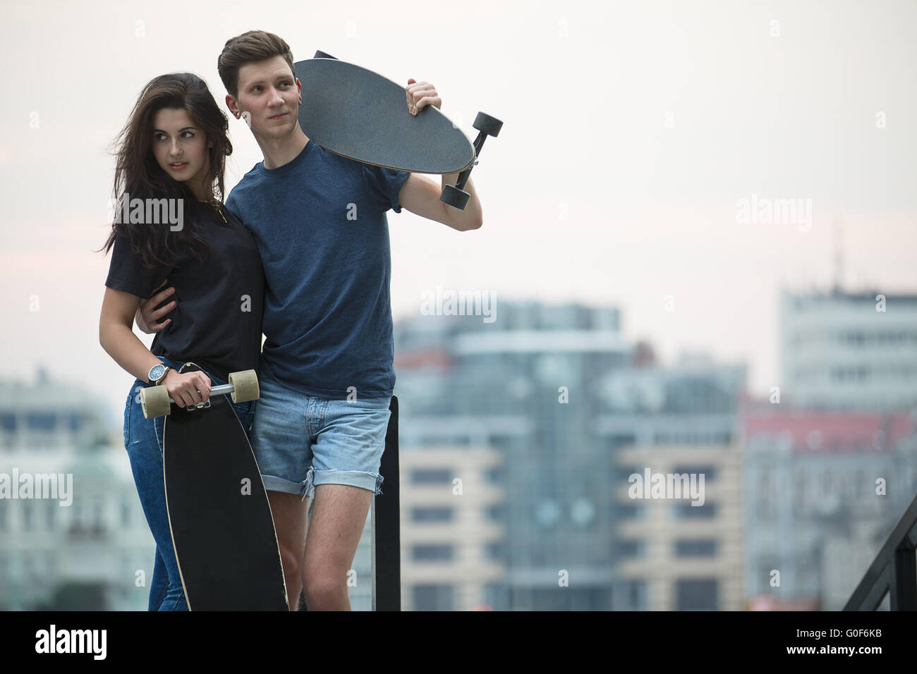 Coppia di amanti teen è in posa per la fotocamera. Foto Stock