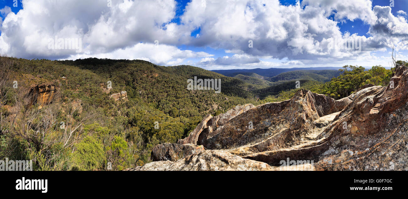 Ampio panorama delle montagne blu canyon, valle e cime da Du Faur Lookout a Mount Wilson. Foto Stock