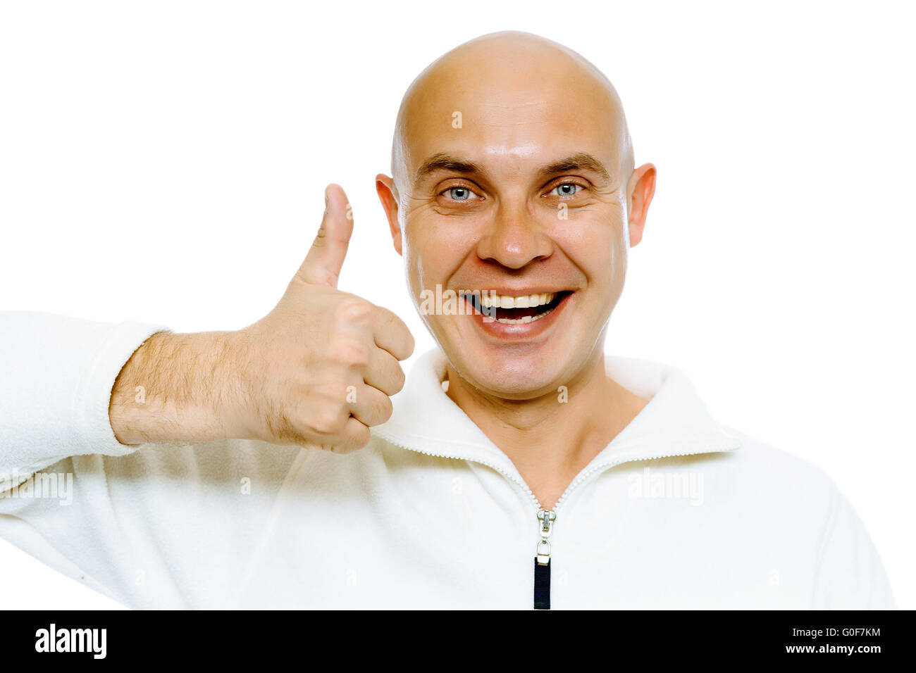 Bald sorridente con occhi blu uomo con il pollice verso l'alto. Studio. isolato Foto Stock
