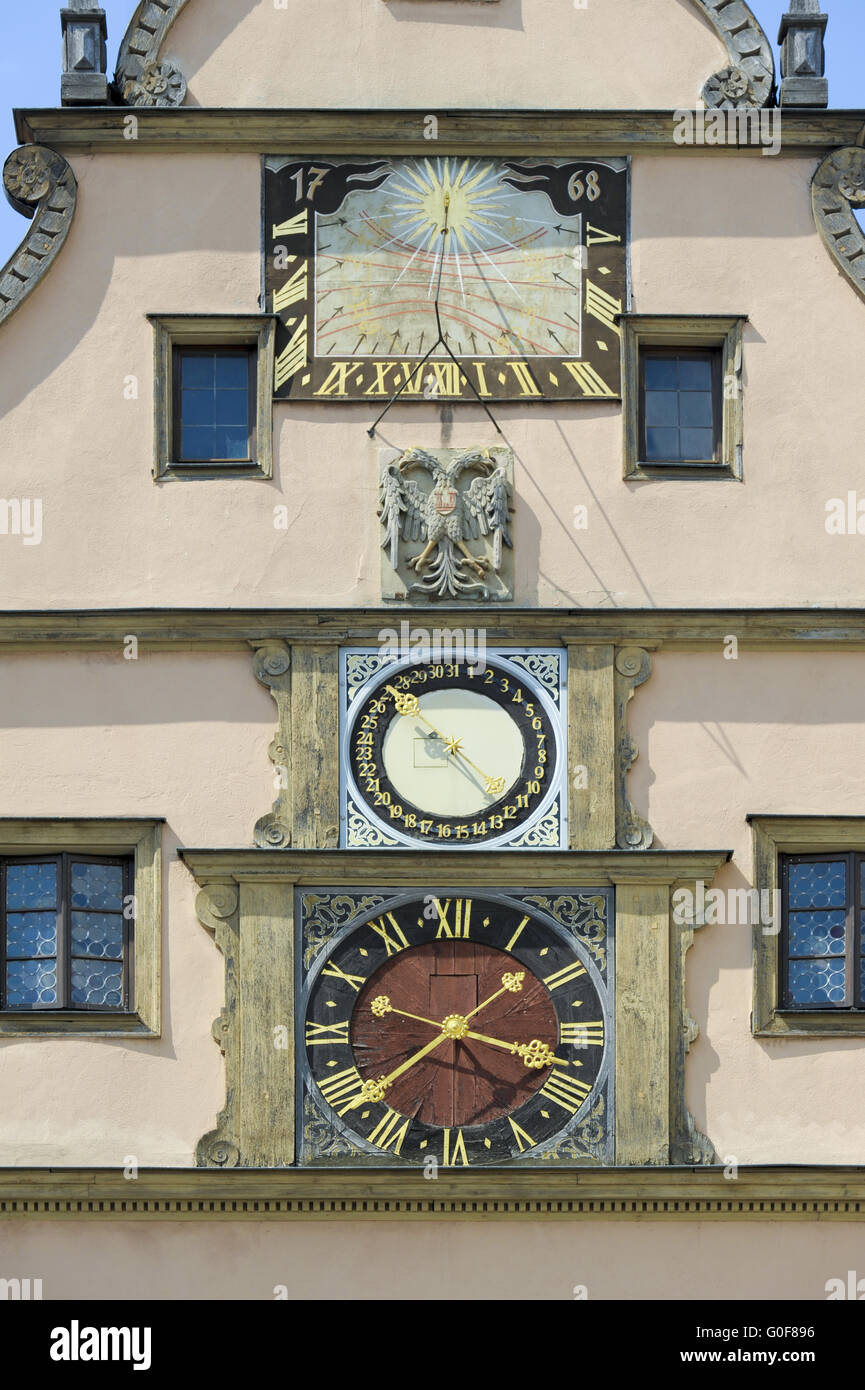 Orologi a casa nella città di Rothenburg, Bavaria Foto Stock