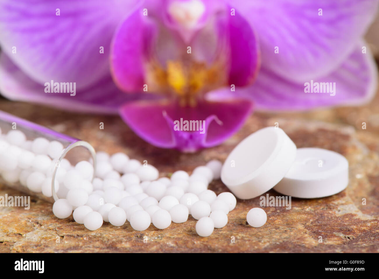 Medicina alternativa con le pillole omeopatiche Foto Stock
