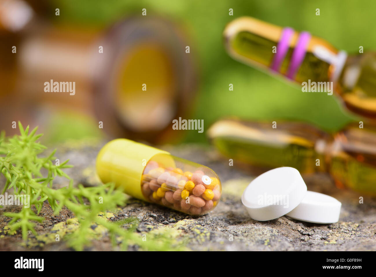 Medicina alternativa con le pillole omeopatiche Foto Stock