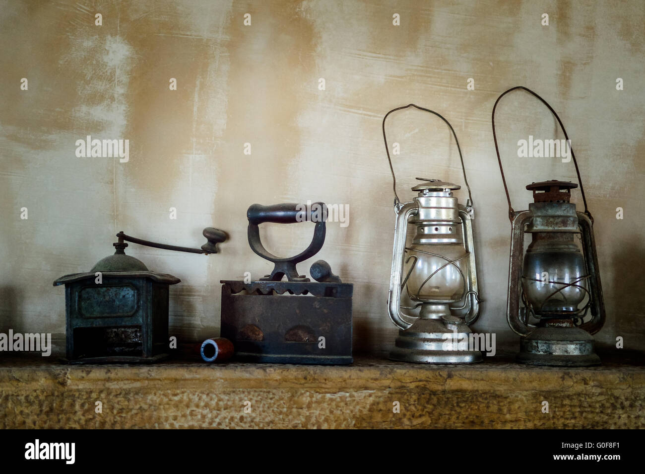 Lampada di kerosene ferro macinino da caffè sul fuoco aperto Foto Stock